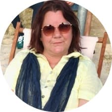 Porträt von Nicole B. mit Sonnenbrille im Freien