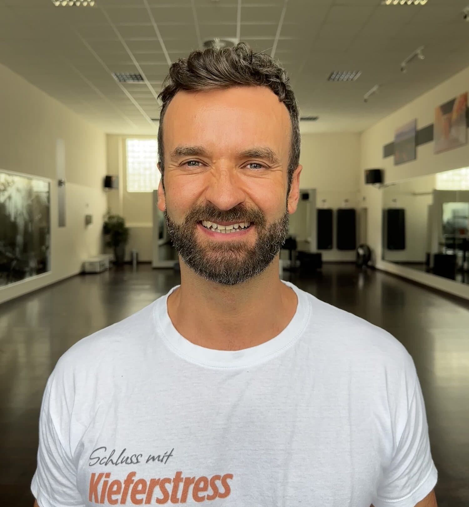 Robert Lazik im Trainingsraum, im T-Shirt mit dem Schriftzug Schluss mit Kieferstress